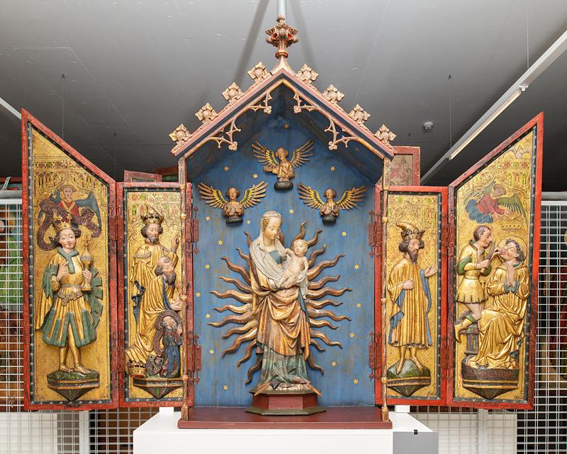 Der untersuchte Altar wurde vermutlich um 1420 in Süddeutschland hergestellt und stand lange Zeit in einer Bergkapelle auf der Alp Leiggern im Wallis. Heute ist er im Landesmuseum in Zürich ausgestellt.