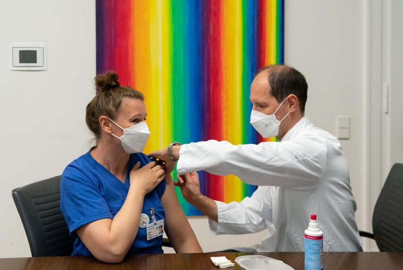 Schwester Antje wird im Rahmen des Pressetermins zum Thema Grippeschutz von Prof. Martin Aringer geimpft.