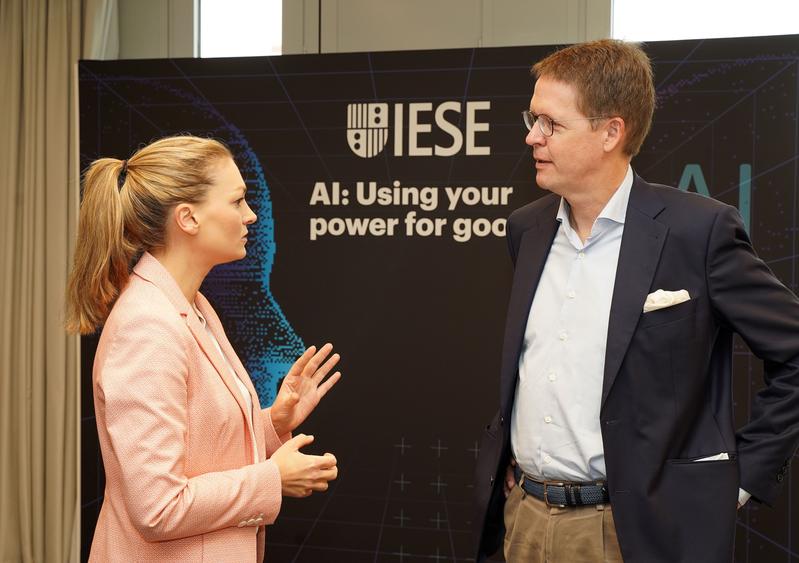 Einen herzlichen Willkommensgruß an „eine der besten Business Schools der Welt“ überbrachte im Namen der Staatsregierung Bayerns Digitalministerin Judith Gerlach an IESE-Dean Prof. Franz Heukamp.