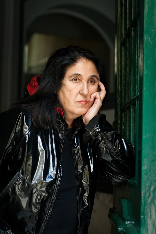 Emine Sevgi Özdamar, die am 5. November in Darmstadt mit dem Georg-Büchner-Preis ausgezeichnet wird, stellt am Dienstag, 20. Dezember, ihren Roman „Ein von Schatten begrenzter Raum“ vor. 