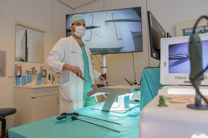 Ein Chirurg an der Trainingsbox für minimalinvasive Operationen.