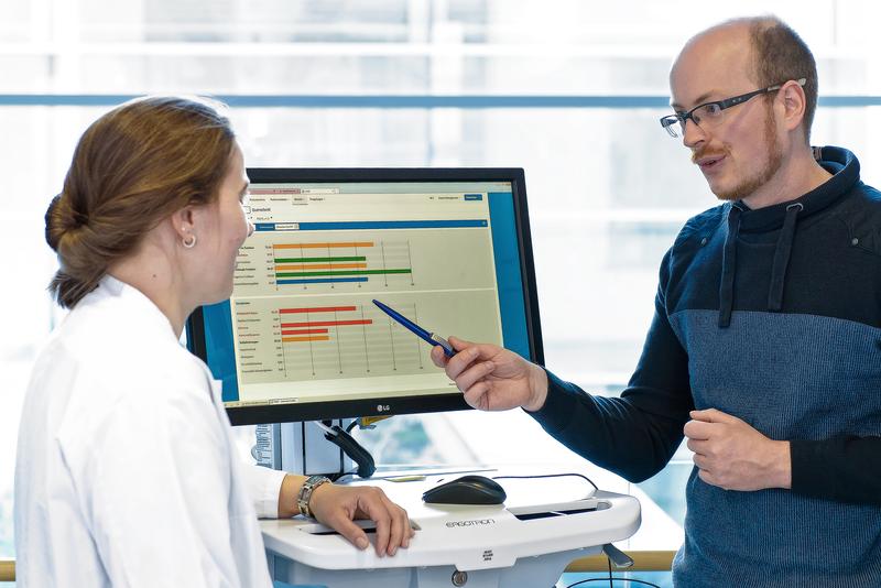 Ärztin Katharina Lampe und Gesundheits- und Pflegewissenschaftler Thomas Nordhausen bei der Analyse elektronischer „Patient-Reported Outcomes“. 