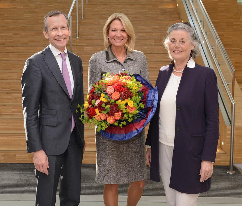 Prof. Dr. Anja Steinbeck bleibt Rektorin der HHU; es gratulieren die Hochschulratsvorsitzende Anne-José Paulsen und der Senatsvorsitzende Prof. Dr. Wolfram Trudo Knoefel.