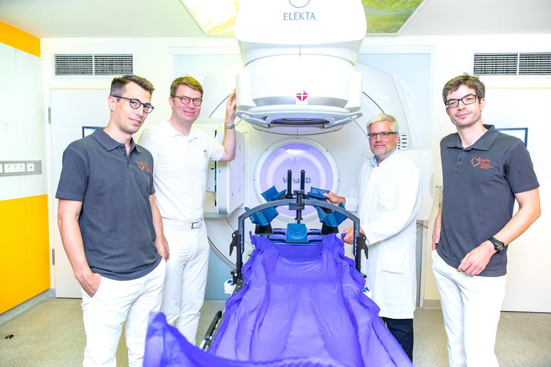Professor Dr. David Duncker, Dr. Roland Merten, Professor Dr. Hans Christiansen and Dr. Stephan Hohmann (from left to right) at the device for high-precision radiation.