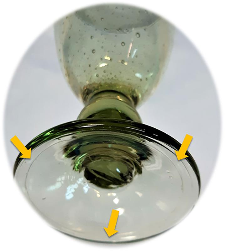 Ringförmig transparent beschichteter Boden eines Trinkglases nach ca. 700 Spülmschinenzyklen