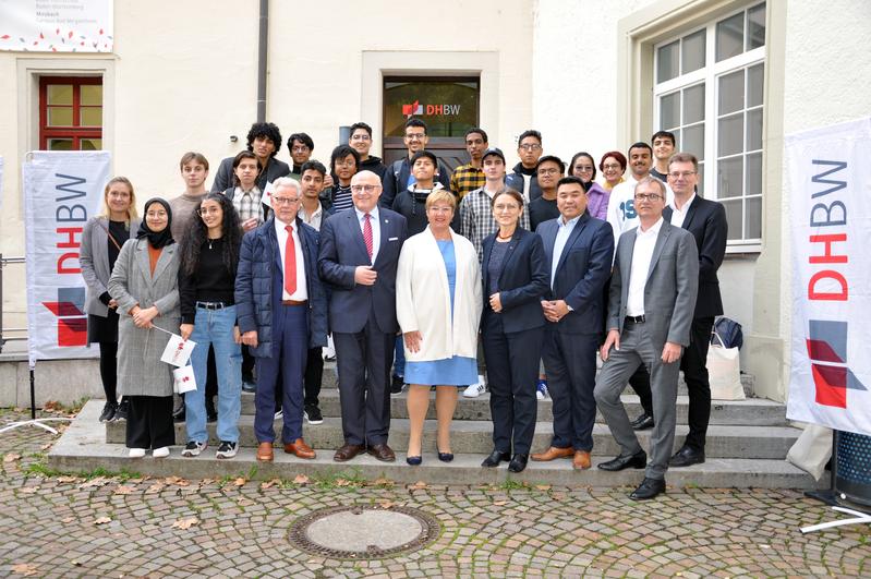 Studierende und Mitarbeitende des Studienkollegs gemeinsam mit (v.l.): Dr. Manfred Wittenstein, Oberbürgermeister Udo Glatthaar, Rektorin Prof. Dr. Gabi Jeck-Schlottmann, Präsidentin Prof. Dr. Martina Klärle, Campusleiter Prof. Dr. Seon-Su Kim, Ralf Sturm