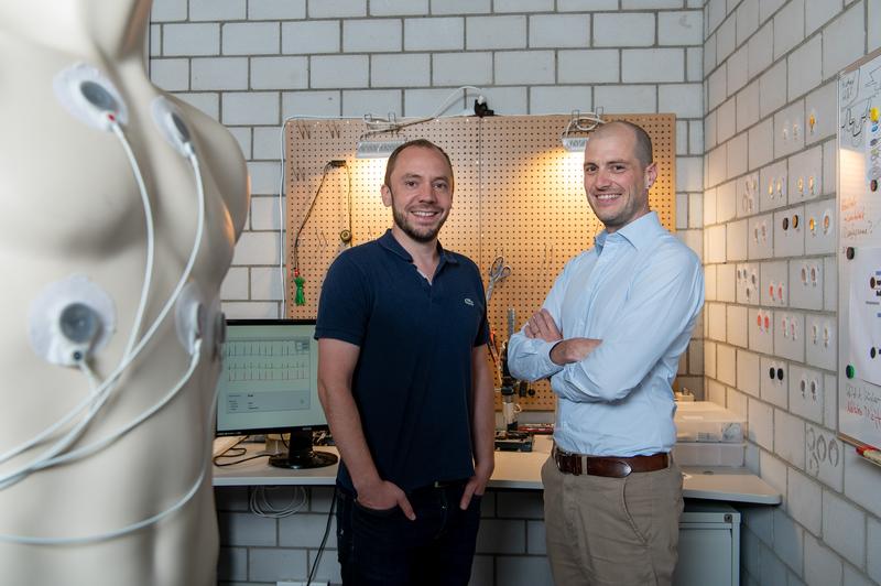 Die Gründer der Nahtlos AG José Näf und Michel Schmid mit den textilbasierten Elektroden für Langzeit EKG's in ihrem Labor in St. Gallen. 