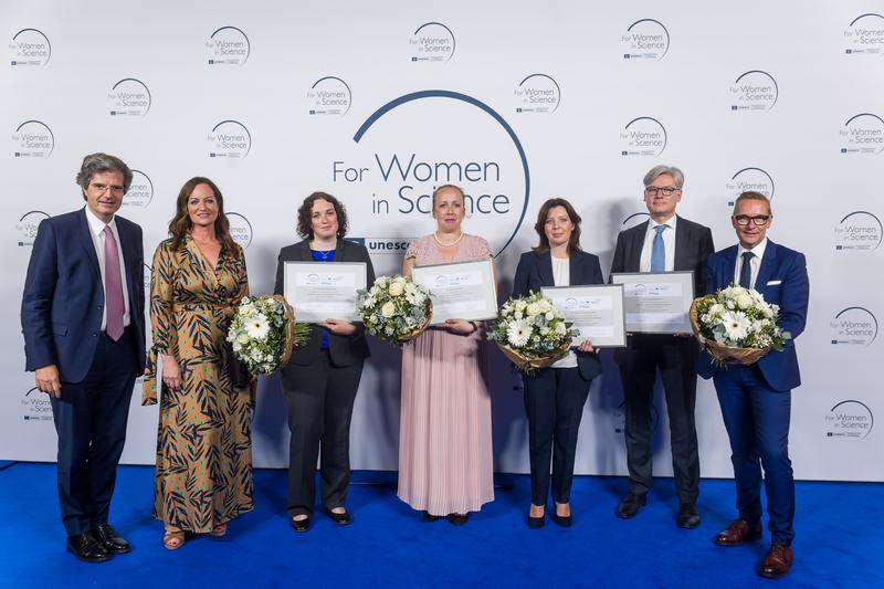 "For Women in Science" ehrte vier herausragende Wissenschaftlerinnen in der Französischen Botschaft in Berlin. In der Bildmitte Dr. Eteri Svanidze.* 