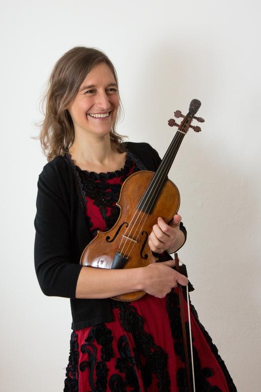 Mechthild Karkow und ihre Barockgeige, mit der sie für ihr Antrittsonzert als Professorin der Hochschule die Partita Nr. 2 d-Moll für Solovioline von Johann Sebastian Bach interpretiert. 