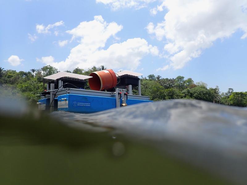 Der an der TU Freiberg entwickelte Messroboter auf den Gewässern des Amazonas. 