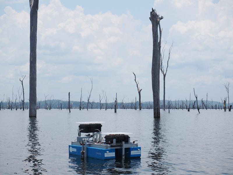 Der an der TU Freiberg entwickelte Messroboter auf den Gewässern des Amazonas. Dank GPS und Sensorik hält der Roboter bei der Entnahme von Proben seine Position.