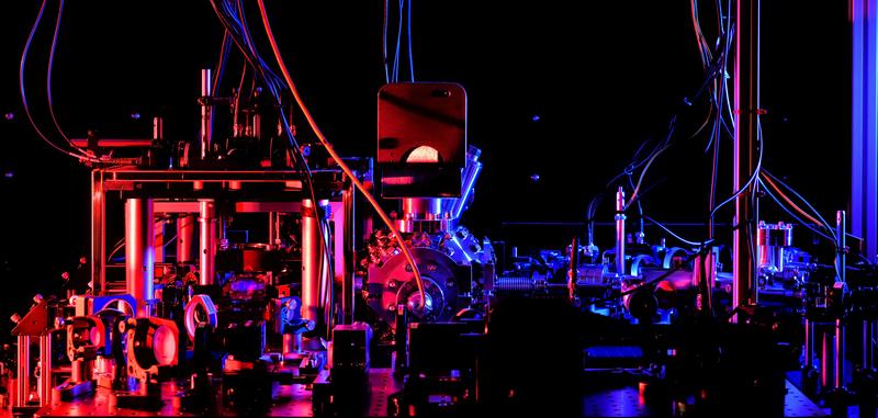 Laboraufbau eines Rydberg-Quantenprozessors am 5. Physikalischen Institut der Universität Stuttgart. 