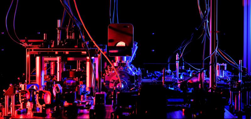 Laboratory setup of a Rydberg quantum processor at the Institute of Physics (5) at the University of Stuttgart.