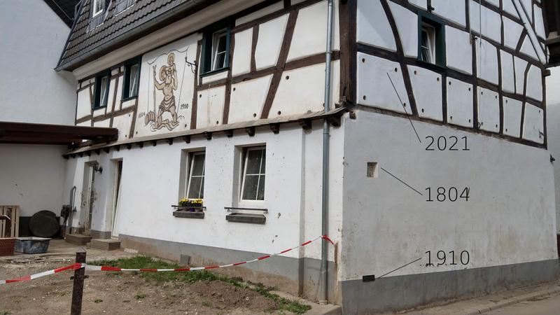 Haus in Walporzheim im Ahrtal mit Hochwassermarkierungen von 1804, 1910 und 2021.