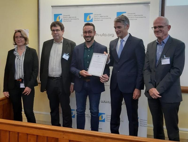 v.l.n.r: Magali Hainaut, Boehringer Ingelheim; Jim Walker, Vizepräsident für Internationales der Université Lumière Lyon 2; Preisträger: Dr. Guilherme Dias de Melo, Institut Pasteur; Philippe Gréciano, DFH-Präsident; Marc Bonneville, Institut Mérieux