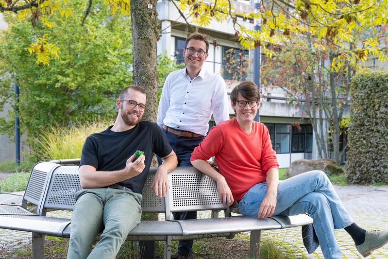 von links: Luca Schulz, Erstautor der Studie mit den Studienleitern Prof. Dr. Tobias Erb und Dr. Georg Hochberg, MPI für terrestrische Mikrobiologie, Marburg