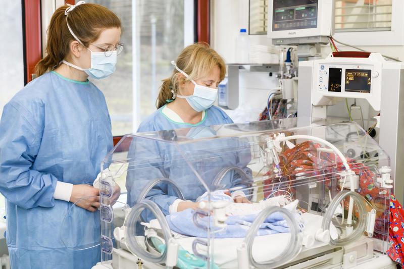 Im Klinikum Nürnberg kommen im Jahr rund 3.600 Babys zur Welt – mehr als 300 davon zu früh. Neben einer bestmöglichen Versorgung im Perinatalzentrum wird an neuen Therapiekonzepten geforscht.