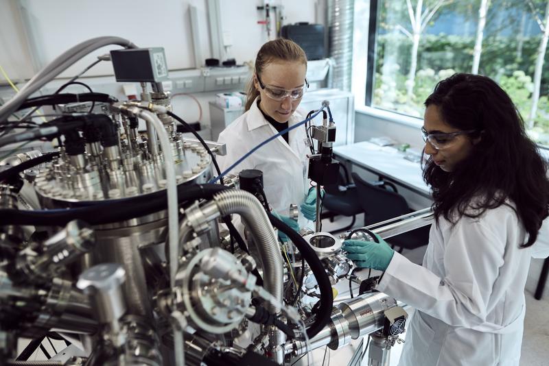 Die Doktorandinnen Marina Rosebrock (l.) und Hadir Borg untersuchen an der Leibniz Universität Hannover mit dem Röntgen-Photoelektronenspektrometer die Oberfläche einer Probe assemblierter Nanopartikel. 
