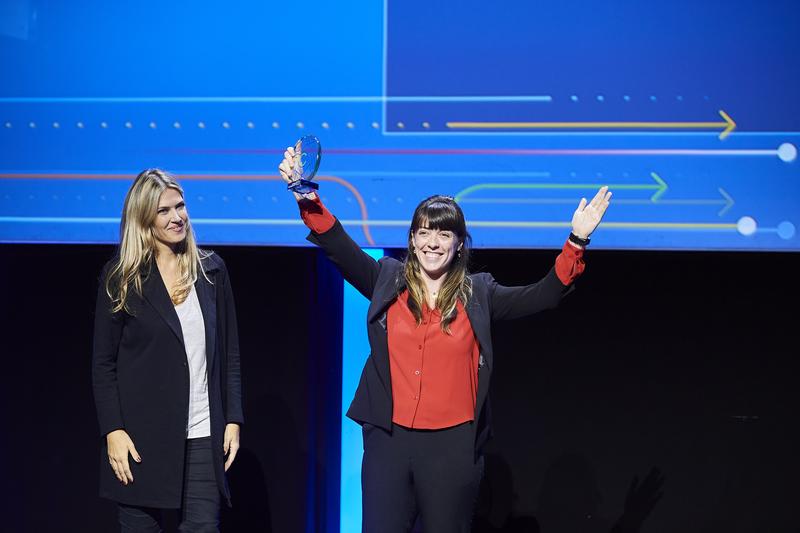 Eva Kaili (links; Vizepräsidentin des Europäischen Parlaments) und Anna Vanderbruggen bei der Preisverleihung 