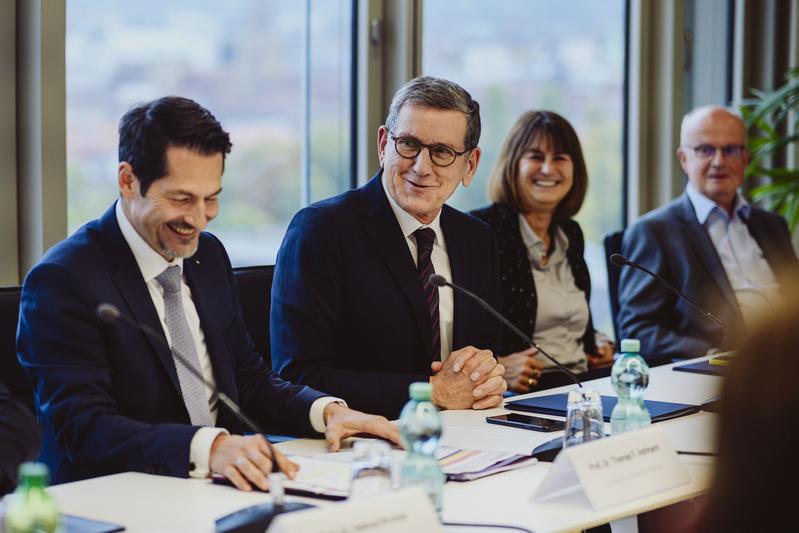 Vertrauensvolle und langfristige Partnerschaft (v.l. TUM-Präsident Prof. Thomas F. Hofmann, Stiftungsgeschäftsführer Prof. Reinhold Geilsdörfer, Stiftungsgeschäftsführerin Silke Lohmiller und Kuratoriumsvorsitzender Prof. Peter Frankenberg)