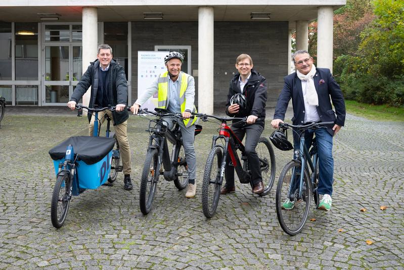 Jens Deutschendorf, Staatssekretär im Hessischen Verkehrsministerium (2. v.r.), Klaus Peter Schellhaas, Landrat des Landkreises Darmstadt-Dieburg (r.), Dieburgs Bürgermeister Frank Haus (l.), Prof. Dr.  Jürgen Follmann, Mobilitätsforscher/h_da (2.v.l.)