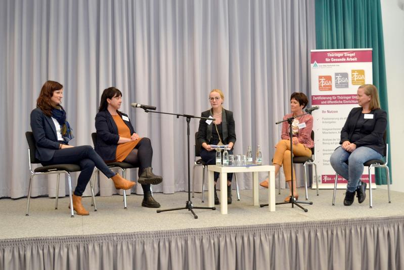 Podiumsdiskussion um Betriebliches Gesundheitsmanagement: Nadine Enders, Stadtwerke Jena; Heidi Stöckel, LACOS Computerservice; Nadine Reinhold, Moderation; Kerstin Guttmann, Robert Bosch Fahrzeugelektrik Eisenach; Ina Henze-Ludwig, COLANDIS