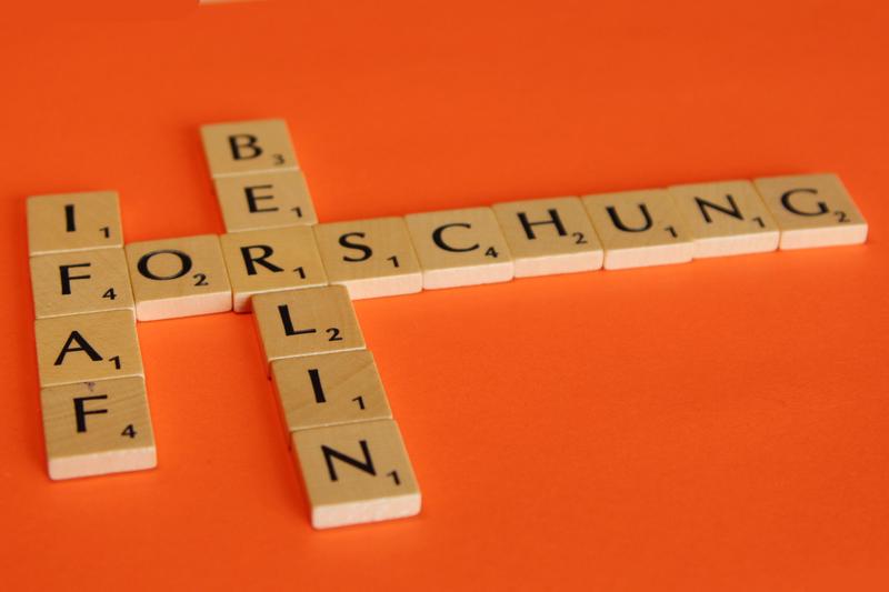 Scrabble auf orangenen Untergrund, das die Worte IFAF, Forschung und Berlin zeigt 