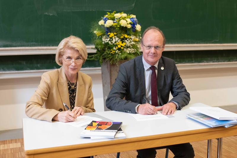 Prof. Maria Pryshlak, Rektorin der Ukrainischen Freien Universität in München, und der Ulmer Universitätspräsident Prof. Michael Weber unterzeichnen das Memorandum of Understanding zwischen den Hochschulen