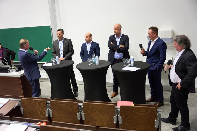 Bei der Podiumsdiskussion von links nach rechts: Prof. Dr. Elmar Bräkling, Gerrit Bruns, Dr. Christoph Falk-Gierlinger, Patrick Heisch, Frederik Spiekermann und Prof. Dr. Jörg Lux