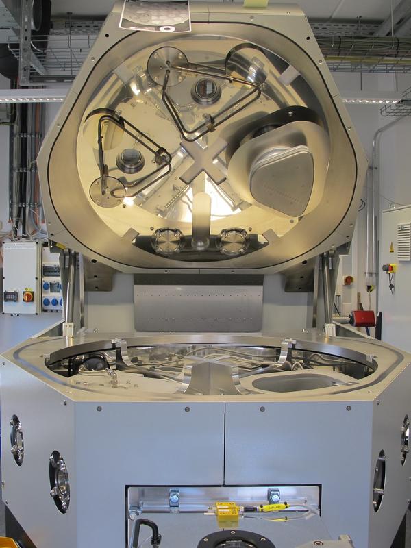 The plasma-based Spatial ALD system at the LZH can precisely coat even complex-shaped optics. 