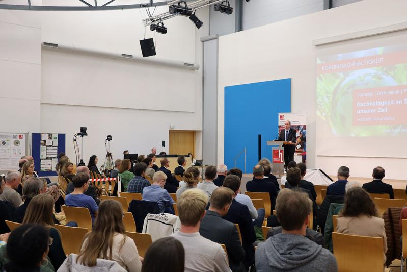 Mit über 300 Anmeldungen, rund 100 davon in Präsenz an der Hochschule Landshut, stieß das Forum Nachhaltigkeit auf eine sehr positive Resonanz. Wirtschaftsminister Hubert Aiwanger sprach ein Grußwort.
