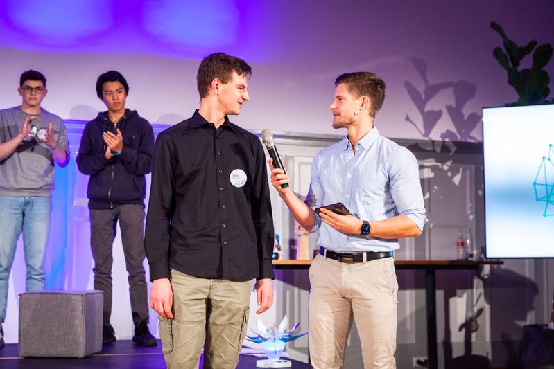 Gewinner David Rutkevich (links) mit Moderator Philip Häusser