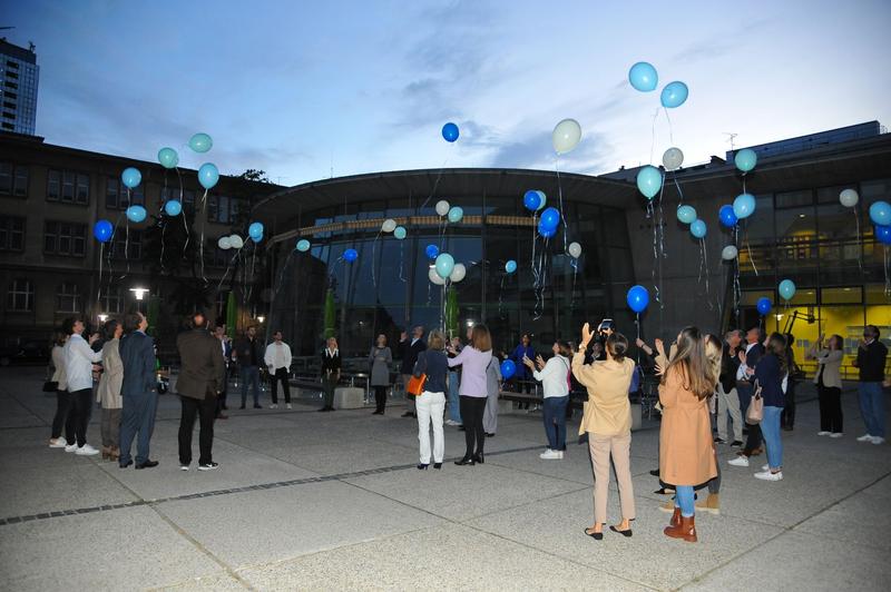 Zum Abschluss der Jubiläumsfeier ließen die Teilnehmenden Luftballons steigen. 