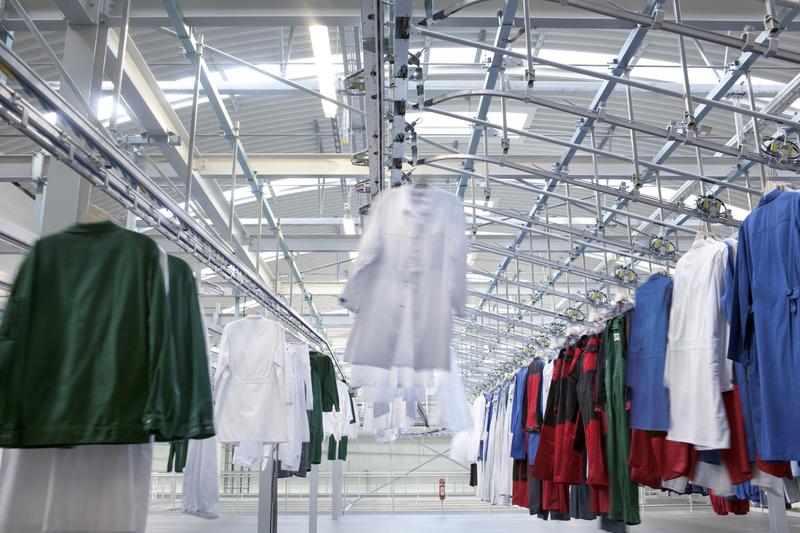 Millionen von Menschen in Deutschland tragen Berufskleidung – hier liegt besonders viel Potenzial für eine Textilwende