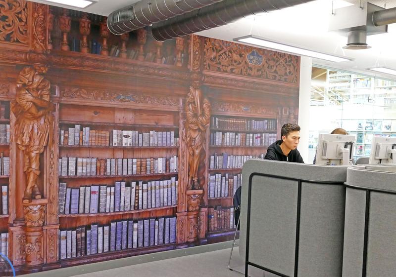 Die Fototapete zeigt einen Ausschnitt der Stiftsbibliothek der Klosterkirche zu Waldsassen.