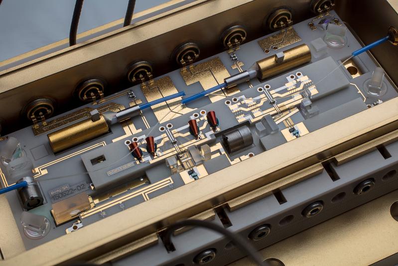 Kompaktes und robustes Hochleistungs-Lasermodul für anspruchsvolle quantenoptische Anwendungen im Weltraum. 55 solcher Module werden für die gemeinsame DLR/NASA BECCAL-Apparatur auf der ISS geliefert.
