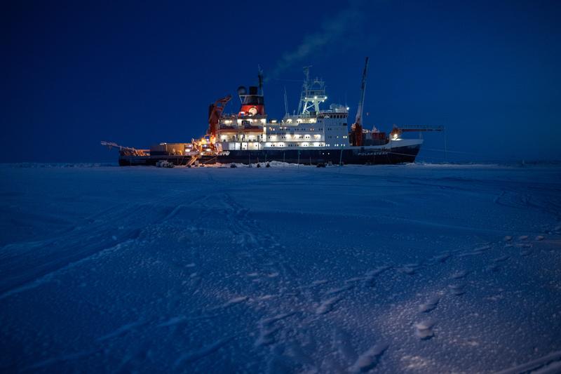Während der MOSAiC-Expedition driftete die Polarstern ein Jahr lang durch die zentrale Arktis. Es ging u.a darum, die Rolle des Nordpolarmeeres und seiner Ökosysteme in Klimaprozessen besser zu verstehen und aktuelle Klimamodelle zu verbessern.