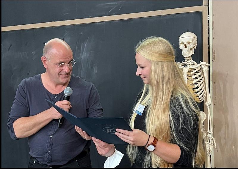 Anja Schlecht bei der Preisverleihung in Berlin. Die Laudatio hielt Ingo Bechmann, Vorstandsmitglied der Anatomischen Gesellschaft. 