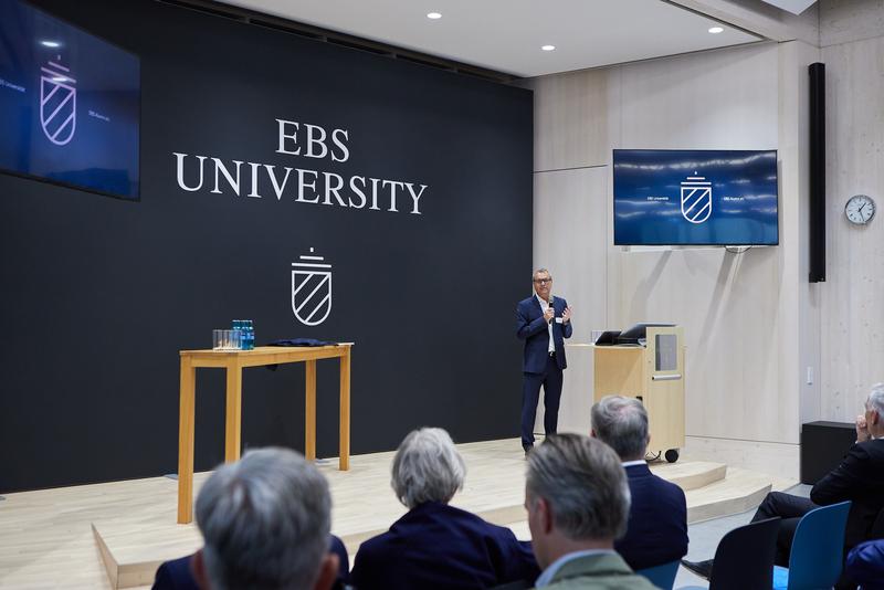 Auf der Jubiläumsfeier der EBS Universität am 10. September war zum ersten Mal das neue Logo sichtbar.