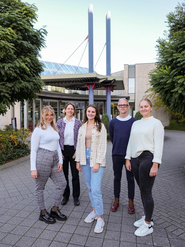 Bekenntnis zum primär qualifizierenden Studiengang Pflege: (v.l.) Erika Reiswich, Prof. Dr. Änne-Dörte Lattek, Cara Römer, Christian Siegling und Meeri Habigtsberg