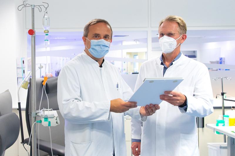 Professor Skripuletz (links) und Professor Bavendiek besprechen sich in einem Behandlungsraum für Amyloidose-Patienten.