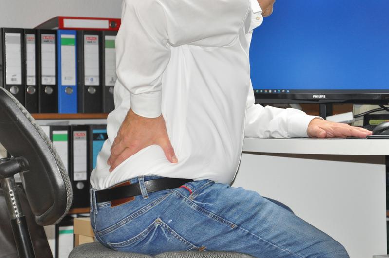 Wer viel sitzt und sich wenig bewegt, entwickelt häufig Rückenschmerzen.