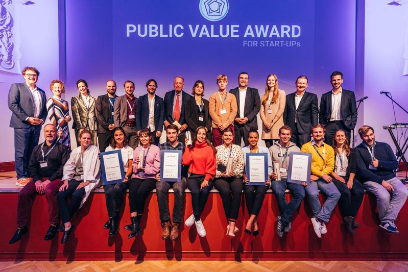 Finalisten-Start-ups, Moderatorin Julia Krittian sowie Initiatoren des Public Value Awards 2022