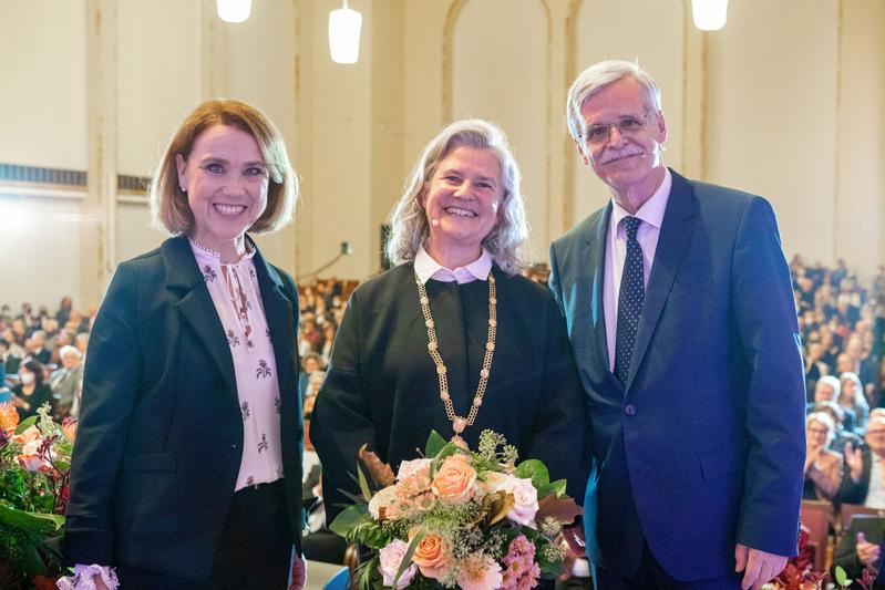 Der Amtswechsel ist nun offiziell vollzogen: Baden-Württembergs Wissenschaftsministerin Petra Olschowski (links) gratulierte der neuen Rektorin der Universität Tübingen, Professorin Karla Pollmann, und verabschiedete Professor Bernd Engler.