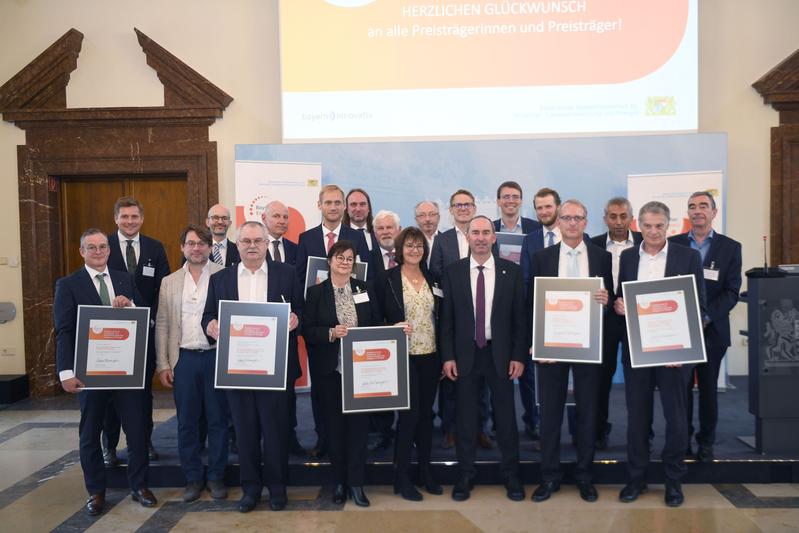 Gruppenbild der Preisträger des Bayerischen Energiepreises 2022