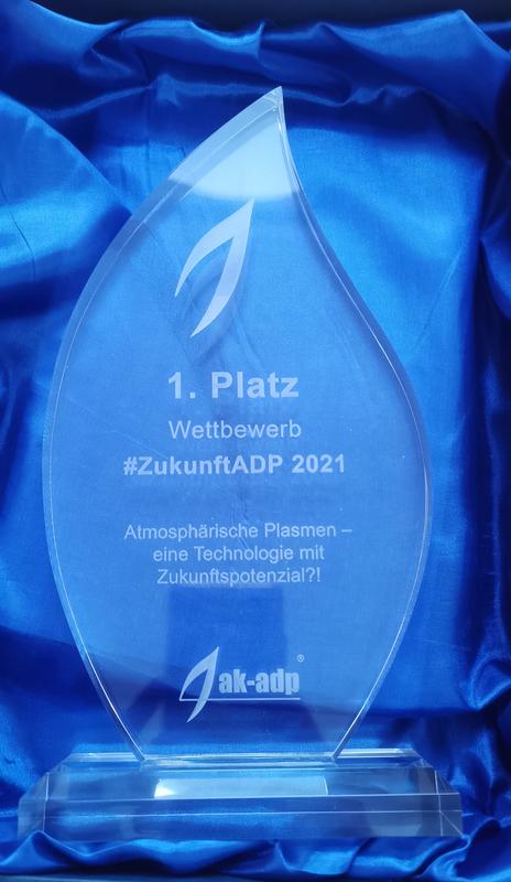 Glaspokal für Gewinner des Wettbewerbes #ZukunftADP 2021