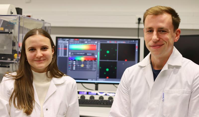 The two doctoral students Anna Maria Wagner and Jonas Quandt in the lab at DWI