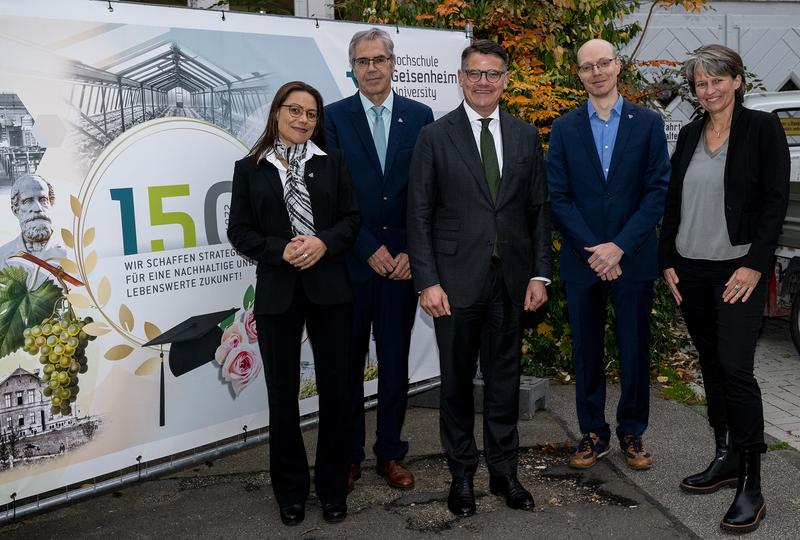 Das Präsidium der Hochschule Geisenheim mit Hessens Ministerpräsident Boris Rhein (mitte).