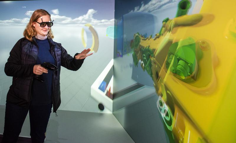Eine Teilnehmerin am MINT-EC-Camp Maschinenbau betrachtet eine virtuelle Flugzeugturbine im 3D-Cave des Lehrstuhls Medientechnik.