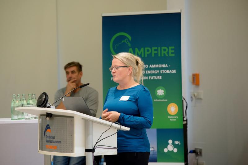 Dr. Angela Kruth, Sprecherin und Koordinatorin des CAMPFIRE-Bündnisses, begrüßt die Teilnehmer des CAMPFIRE-Symposiums am 21. Oktober 2022 im Ozeaneum Stralsund